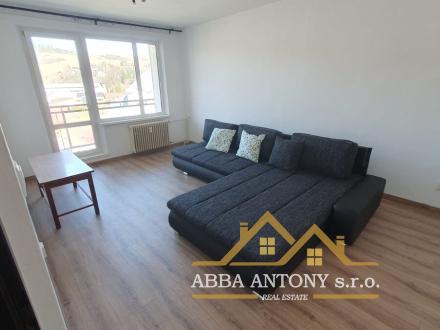 2-IZBOVÝ BYT S BALKÓNOM V CENTRE TRSTENEJ | 65 m²